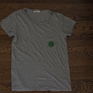 gray t shirt